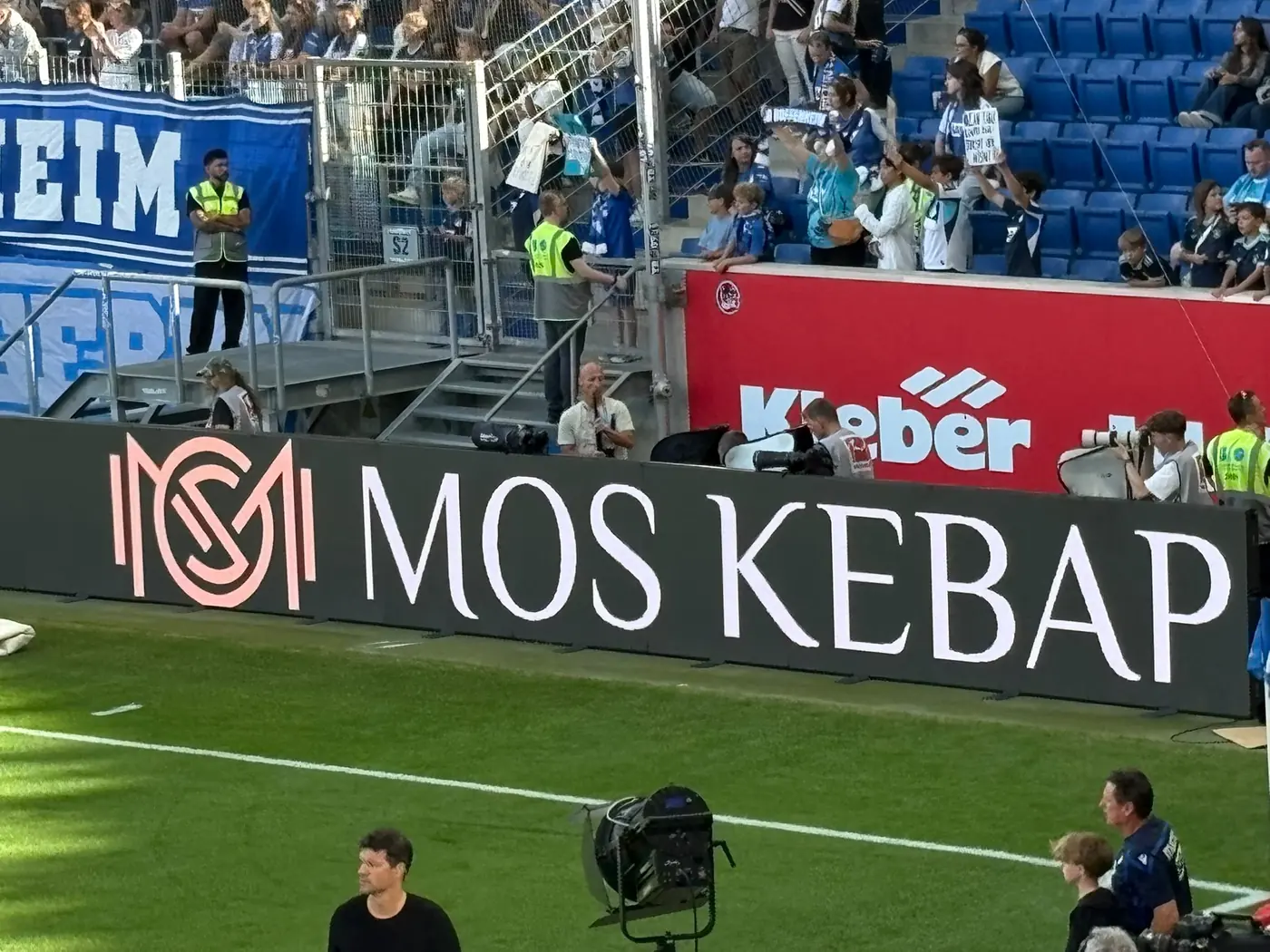 Bandenwerbung von MOS KEBAP am Spielfeldrand im Stadion der TSG Hoffenheim