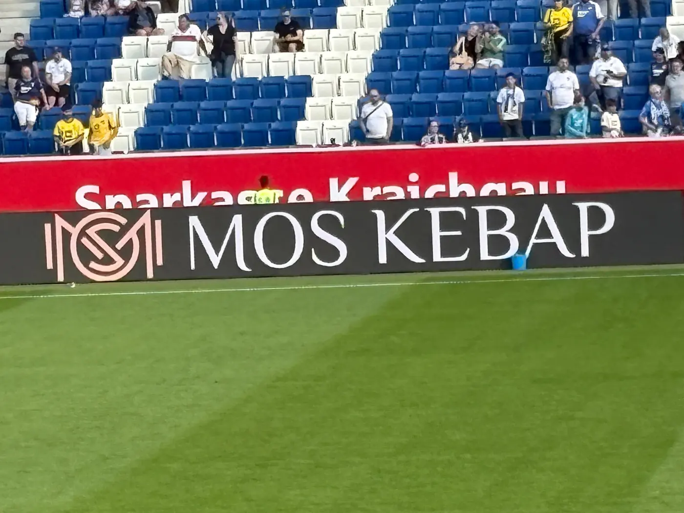 Der Schriftzug MOS KEBAP auf der Bande vor den Rängen