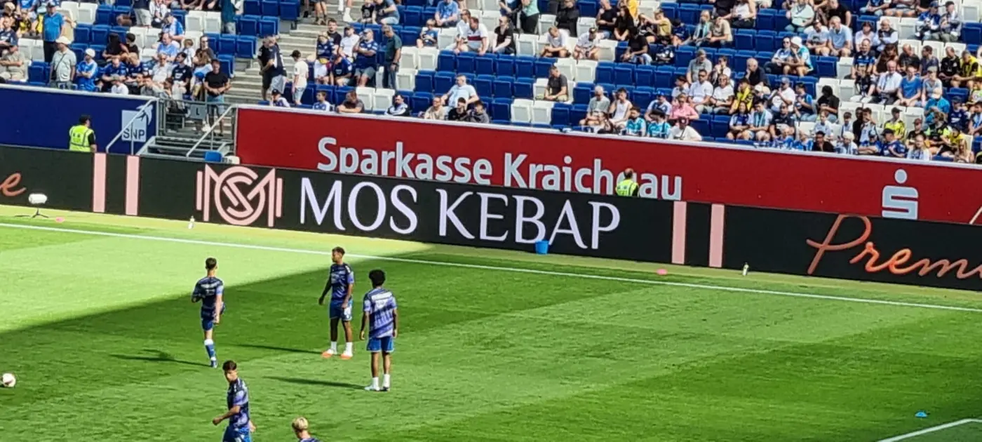 Die Bande mit MOS KEBAP während des Aufwärmens vor dem Spiel